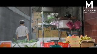 ModelMedia Asia - Newlywed wife cheats on her husband in the toilet with the gruff owner of a vegeta