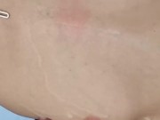 Je viens jouir sur ses petits seins pendant qu elle commande sur internet