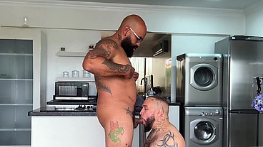 Barbero veneco , ME FOLLA EL CULO COMO UNA PERRA