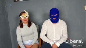 Su novia disfruta de la verga del desconocido, lo monta mientras le hace oral a su cornudo novio