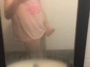 Punheta pré-banho ouvindo Blink 182