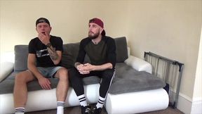 il sniff les skets de son pote sur le canape