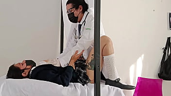 Doctor se aprovecha durante la revisi&oacute_n, casi los descubren!