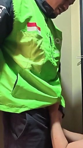 Indonesian Prank Ojol Get Extra Bonuses From Single Hot Moms
