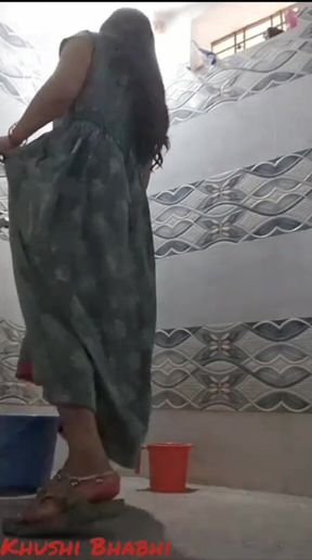 Desi Bhabhi Bathroom Me Naha Rahi H.