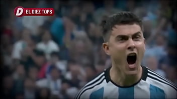 hunks heteros juegan con sus pelotas en el pasto