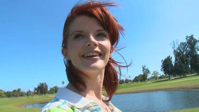 MILF rousse jouant au golf en action