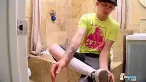 Ian Madrox And Tyler Bolt In Straight Boy Serviced In The Bathroom