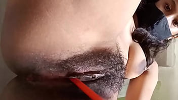 laal kapde me choot ko sahlate aur ungli daalte huye indian ladki