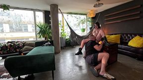 La Gotica Zami con colmillos de vampira y lengua bifida se acaba follando al fotografo en plena Sesion de Fotos