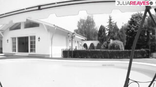 O enorme pênis de Mike Angelo estica a bunda grande e loira de Ginna Brigitta do lado de fora antes que ela o engula.