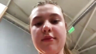 Үлкен табиғи кеуделері бар әуесқой жасөспірім ойыншықпен жалғыз мастурбация жасайды