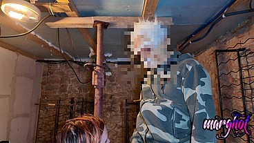 Je visite la cave d'un papy et je me retrouve avec une bouteille dans le cul Je ...