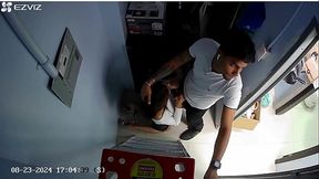Su compa&ntilde_ero de trabajo logra convercerla de ser infiel con un oral y termino dandole el culo sin que su marido se entere