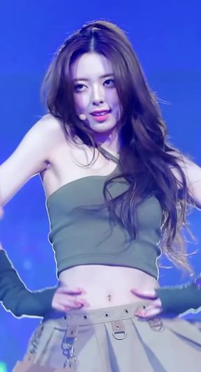 Korean celebrity shows off her armpits in a sporty outfit