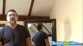 Mature gay guy receives sloppy blowjob before analdrilling