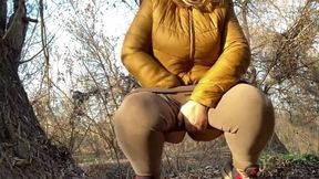 Mature experienced lady pees on hairy cunt after a good drill