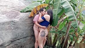 cunada se aprovecha de que se van todos de casa para repetir sexo lesbico con la novia de su hermano y lo hacen al aire libre - porno en espanol