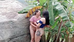 cunada se aprovecha de que se van todos de casa para repetir sexo lesbico con la novia de su hermano y lo hacen al aire libre - porno en espanol