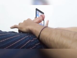 Me masturbo viendo vídeos porno ????