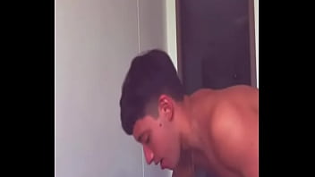 Despeus de unos tragos y una pelicula mi mejor amigo me mama el culo