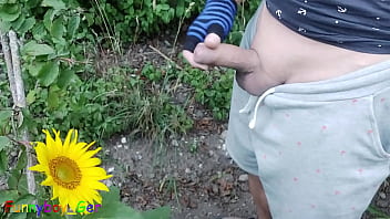 Very hot outdoor wanking and cumming on a sunflower