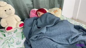 hermanastra se sorprende con un polvo a medianoche en silencio