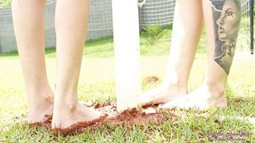 KIM and NIKA - Enjoy our dirty feet, bitch!