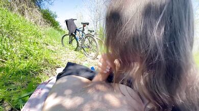 Выебал на берегу реки спортивную красотку и кончил внутрь