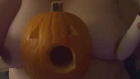 Pumpkin deep throated by vibrator with sound