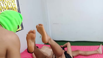 ama de casa infiel folla con el hijastro por el culo mientras el marido esta a su lado descansando. es una cinica