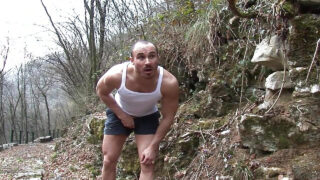 Salope mûre en bas chevauchant une bite avant une sodomie en plein air et une éjaculation.