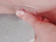 Petite gimiendo bajito con los ojos cerrados