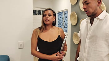 Xxxtime - Thomas va a comprar una casa y folla a la vendedora mientras llega su esposa