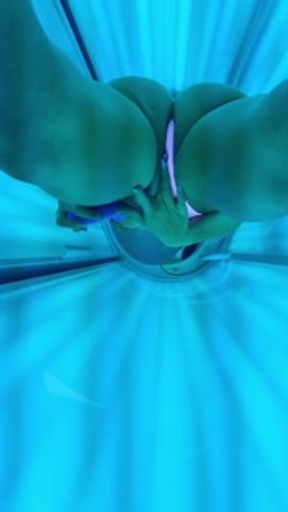 Got horny on the sunbed , lucky I always keep my vibrator in my bag 🤪