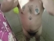 Solo por la noche gordo  se graba duchandose y pajeandose hasta terminar