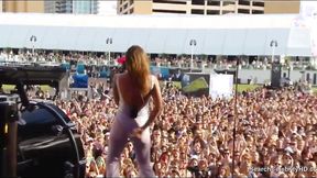 ”Tove Lo shows off her great tits to the crowd”