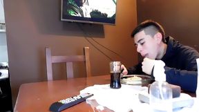 12 a madre ninfomana no para de cojerse al hijastro , cualquier pretexto es bueno para que le llene el culo de leche