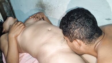 La virgen amiga de mi Cuñada recibe corrida dentro coño a pierna abiertas en casero.