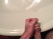Mi sego e sborro un sacco mentre la mia famiglia