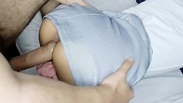 Pervertido se lleva a una INOCENTE estudiante de CULO PRECIOSO a casa para follarla con su PENE ENORME