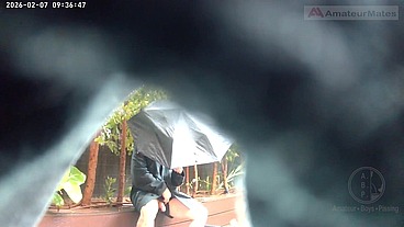 Amateur guy caught peeing in a public park
