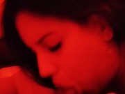 Morocha alcoholizada sale del boliche y se traga toda la leche de un desconocido