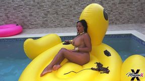 sunbathing & masturbating by the pool! maxine x gets off for you!