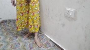 Desi aunty ko saman dene ke bahane pel diya