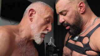 Érett arab mostohaapa nagy fasza a mostohafia seggét durván megnyalja és faszszopja