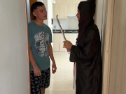 La maga de mi hermanastra se pone muy cachonda mientras me desnuda con sus poderes y me folla rico.