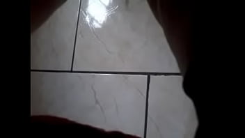 Gordinha com tes&atilde_o na siririca