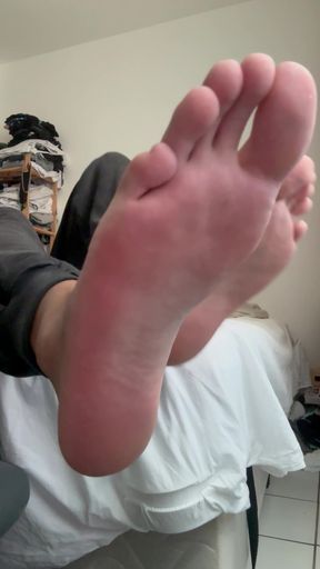 Boy feet show after all day inside sneakers- pes de moleque