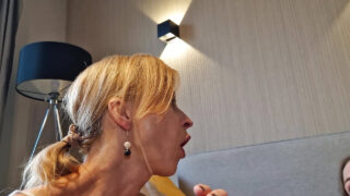 Alice Maze se fait enfoncer un énorme godemichet profondément dans son cul serré.